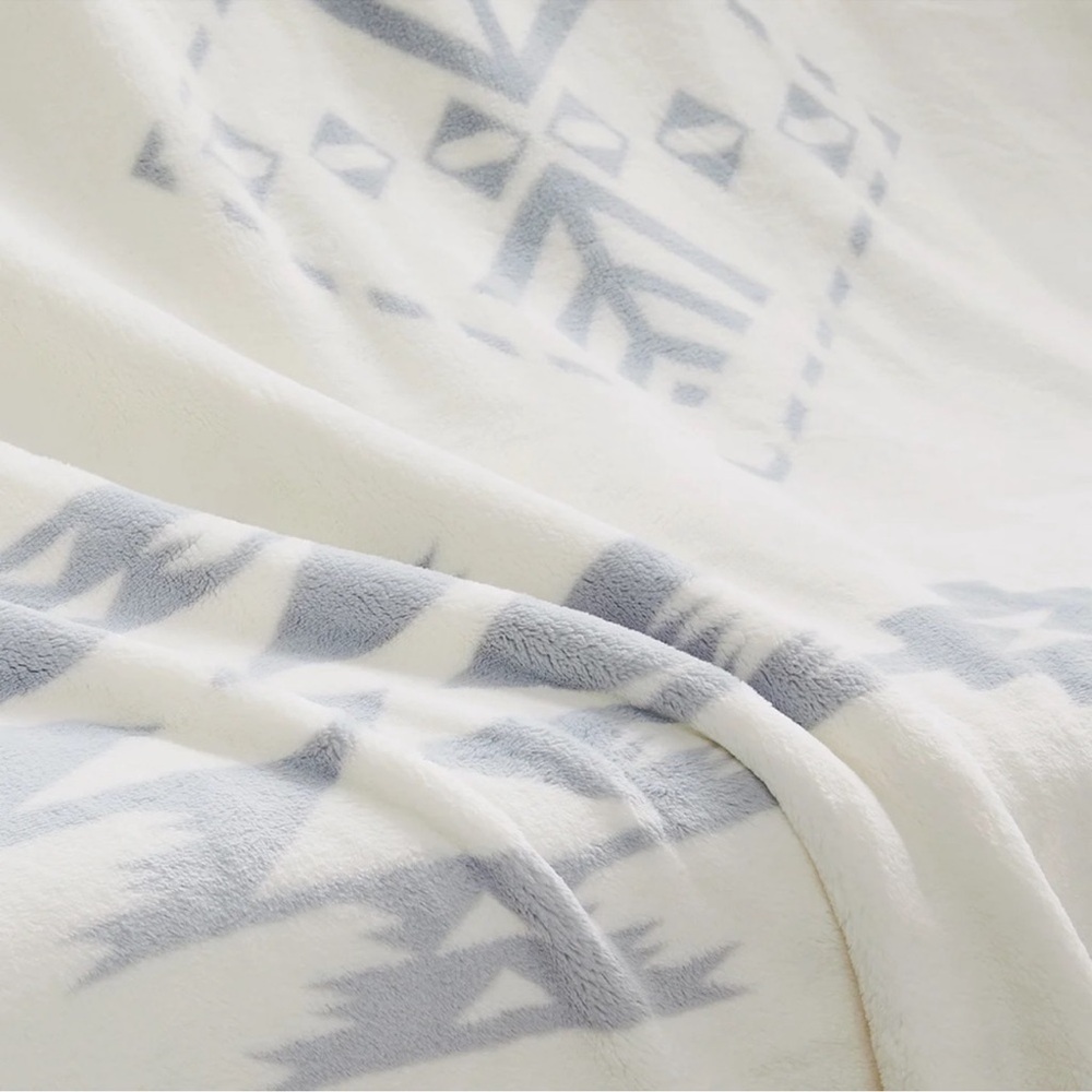 Cream and Gray Geometric Pattern Bedding Set - Picture 4 of 5